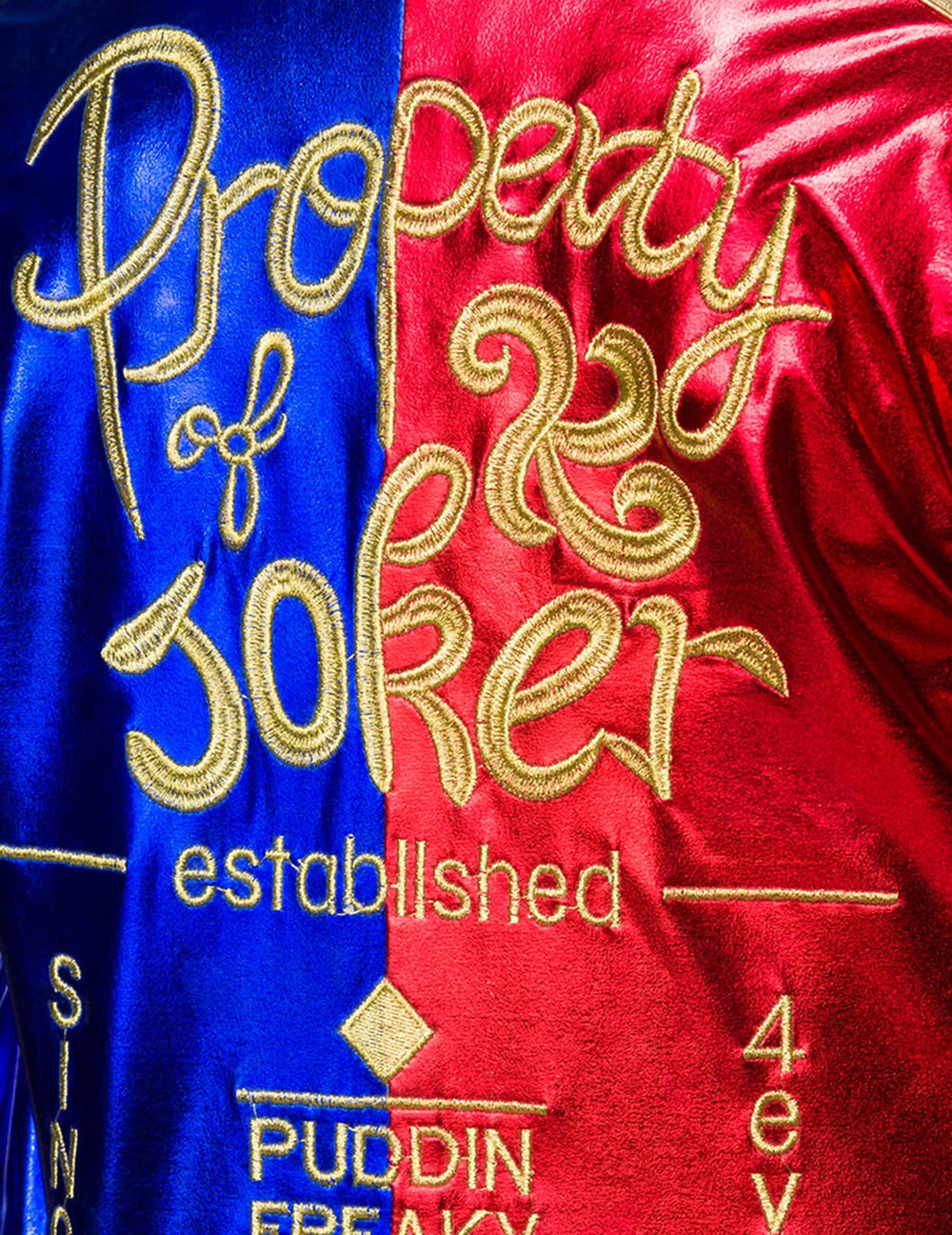 Detaliul broderiei Property of Joker al costumului arlechin nebun sexy lux