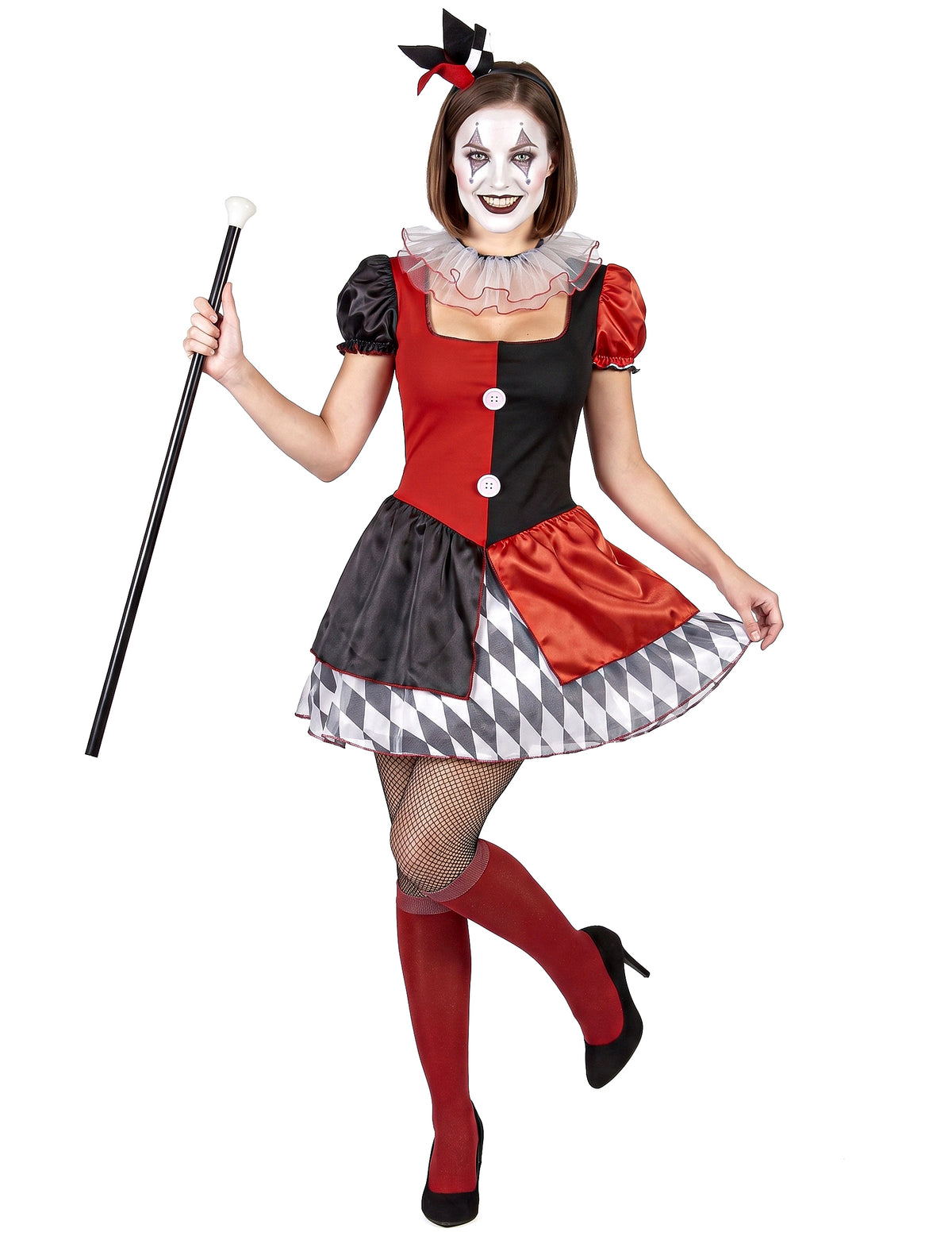 Femeie cu costum roșu și negru