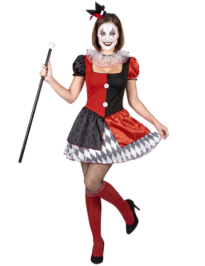 Femeie cu costum roșu și negru