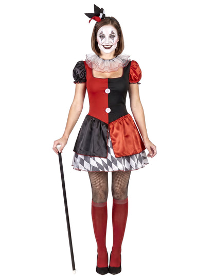 Femeie cu costum roșu și negru