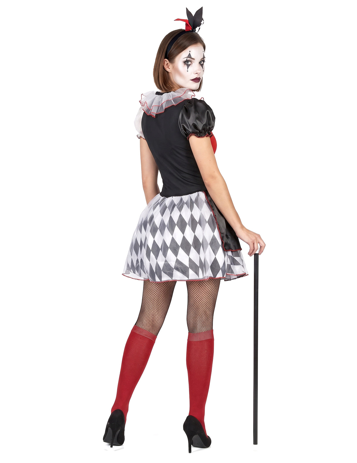 Femeie cu costum roșu și negru