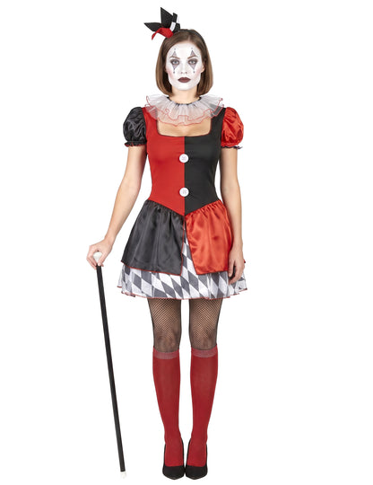 Femeie cu costum roșu și negru