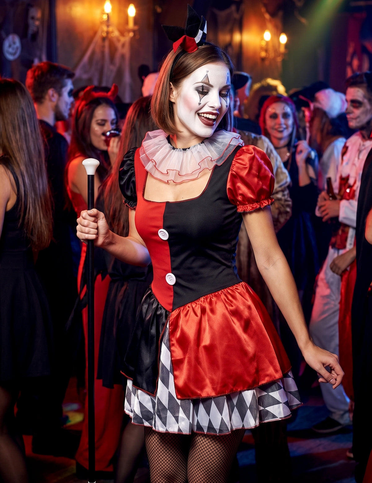 Femeie cu costum roșu și negru