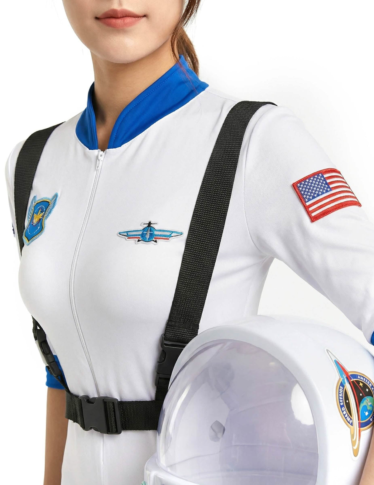 Prim-plan asupra emblemelor și a bretelelor costumului de astronauți