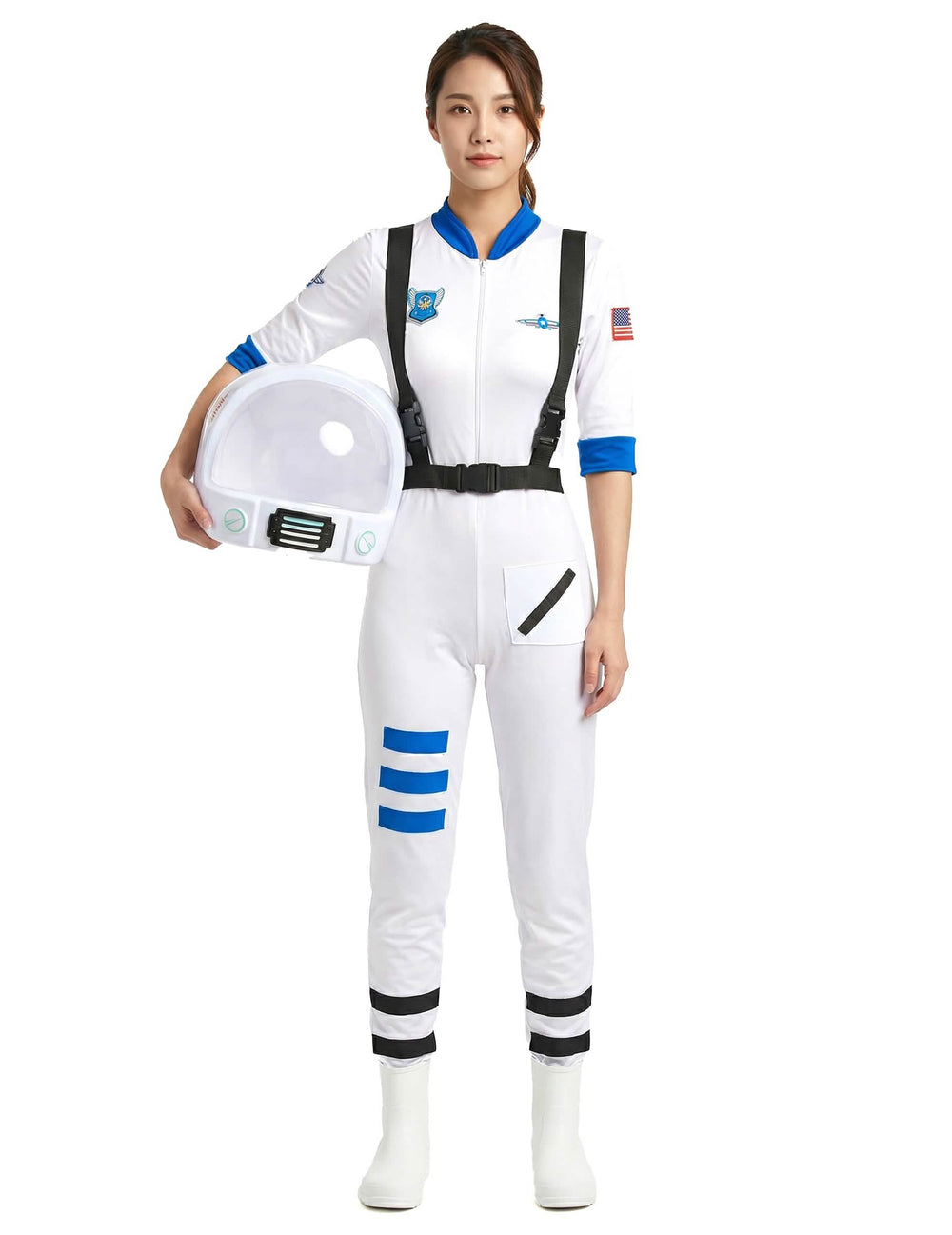 femeie ținând casca costumului de astronauți pentru femeie