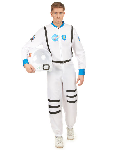 Pose de salut avec casque sous le bras devant un fond argenté du déguisement astronaute de l'espace