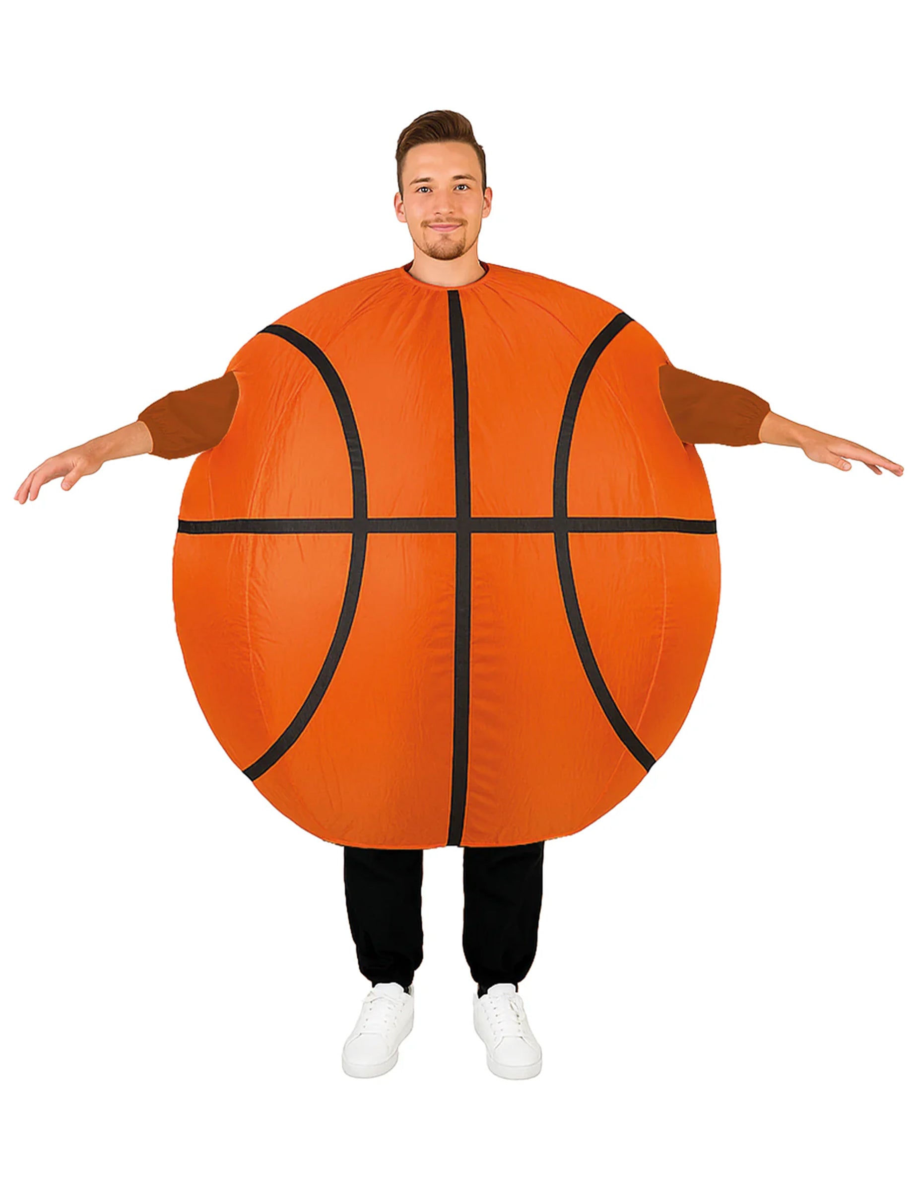 Vue de face avec les bras écartés du déguisement ballon de basket gonflable