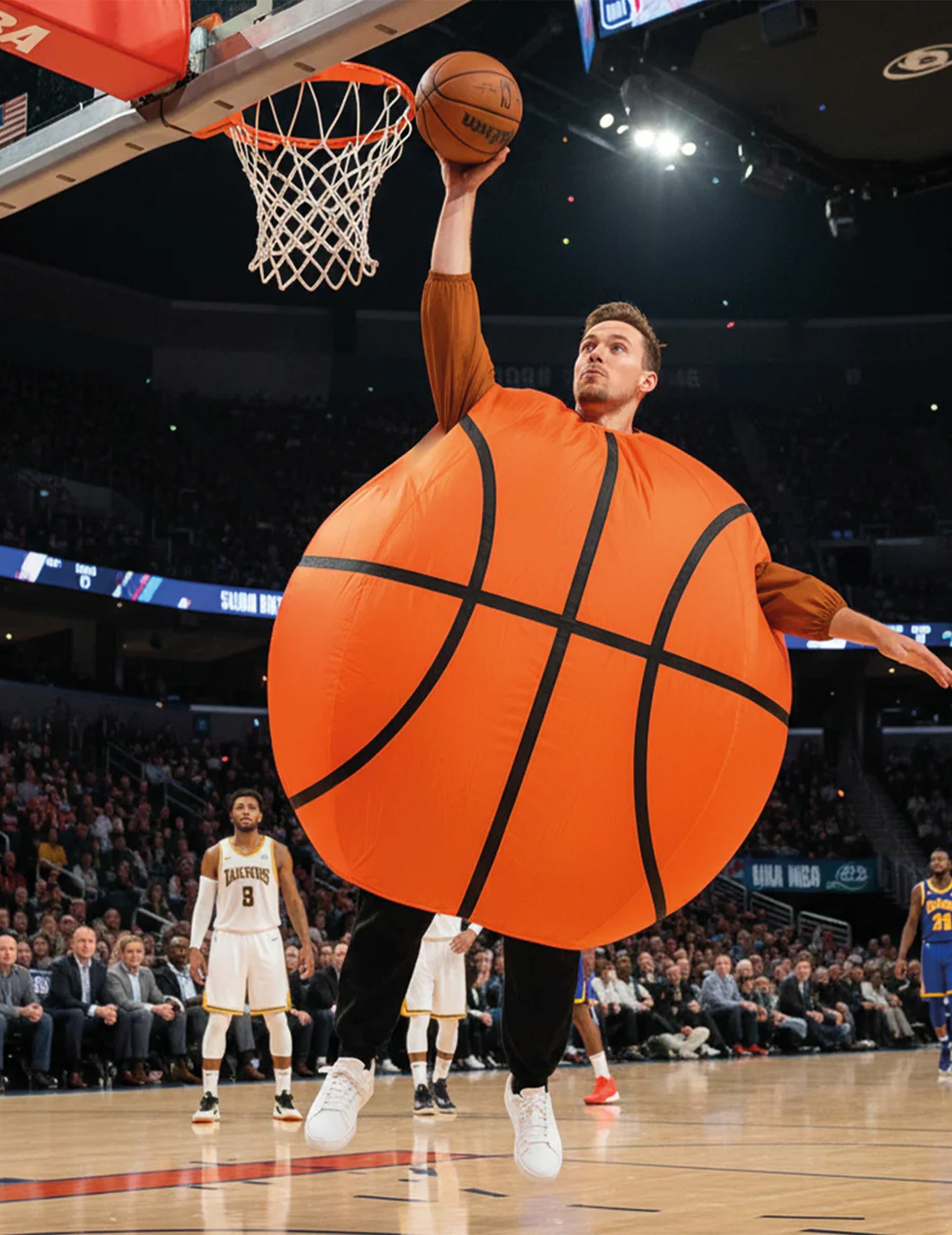 Mise en situation de dunk du déguisement ballon de basket gonflable