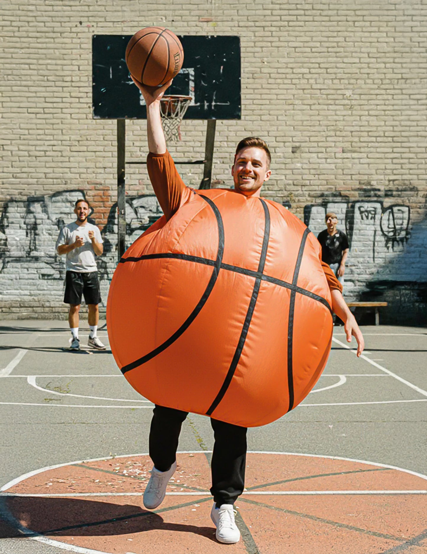 Mise en situation sur un terrain de basket du déguisement ballon de basket gonflable