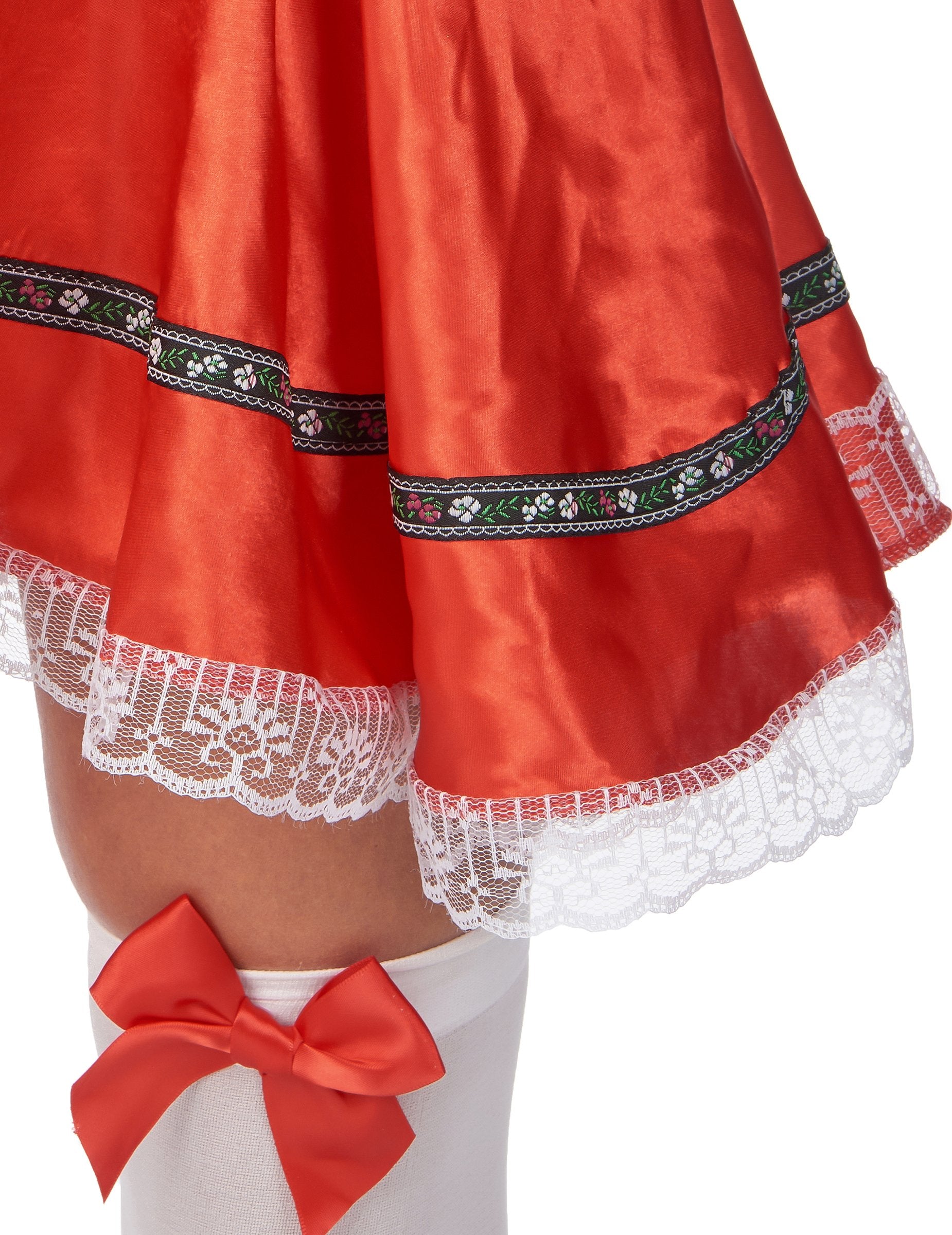 Detaliu al marginii fustei cu dantelă al costumului bavarez clasic