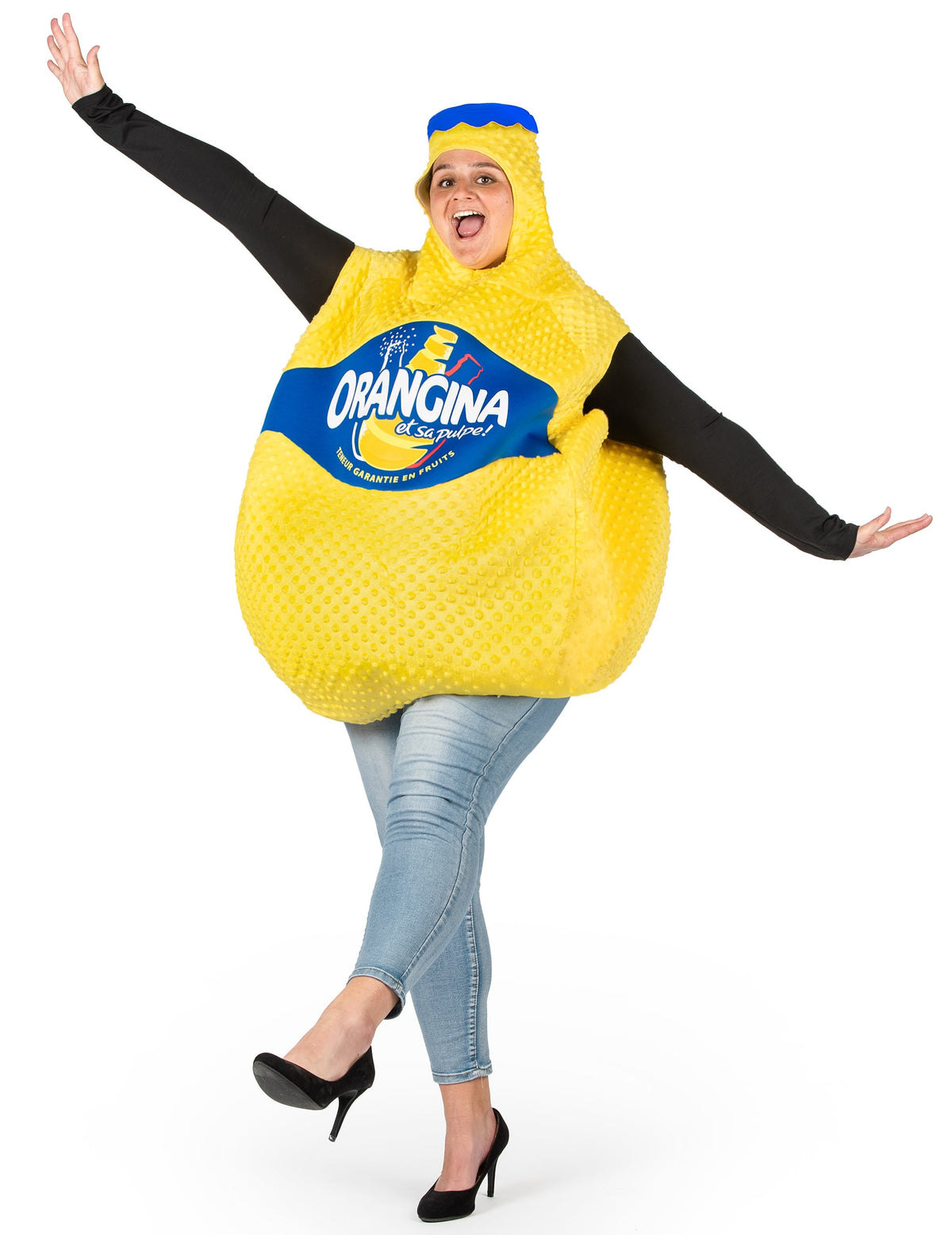 Mise en situation du déguisement Bouteille d'Orangina™ pour adulte