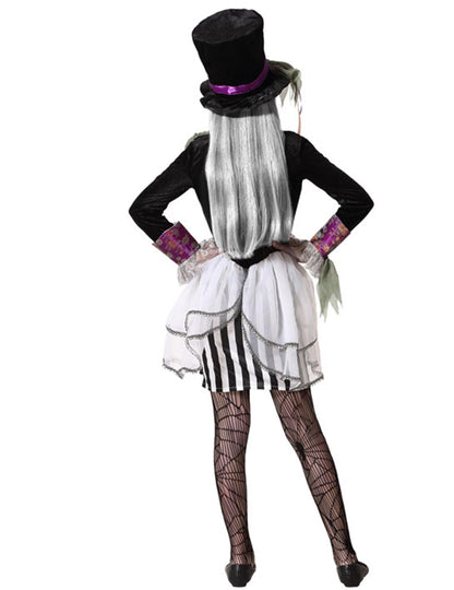 Fată cu costum de fată întunecată