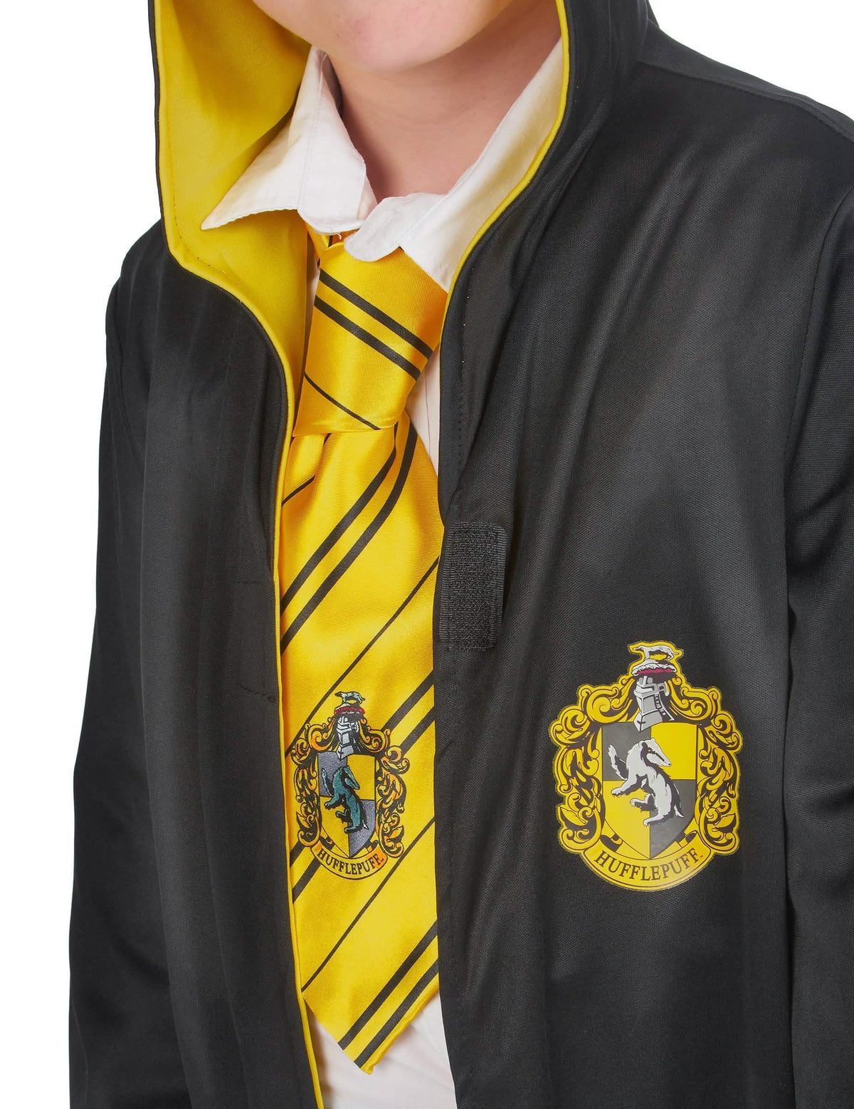 Detaliu al ecusonului și al cravatei costumului clasic Poufsouffle Harry Potter™ copil