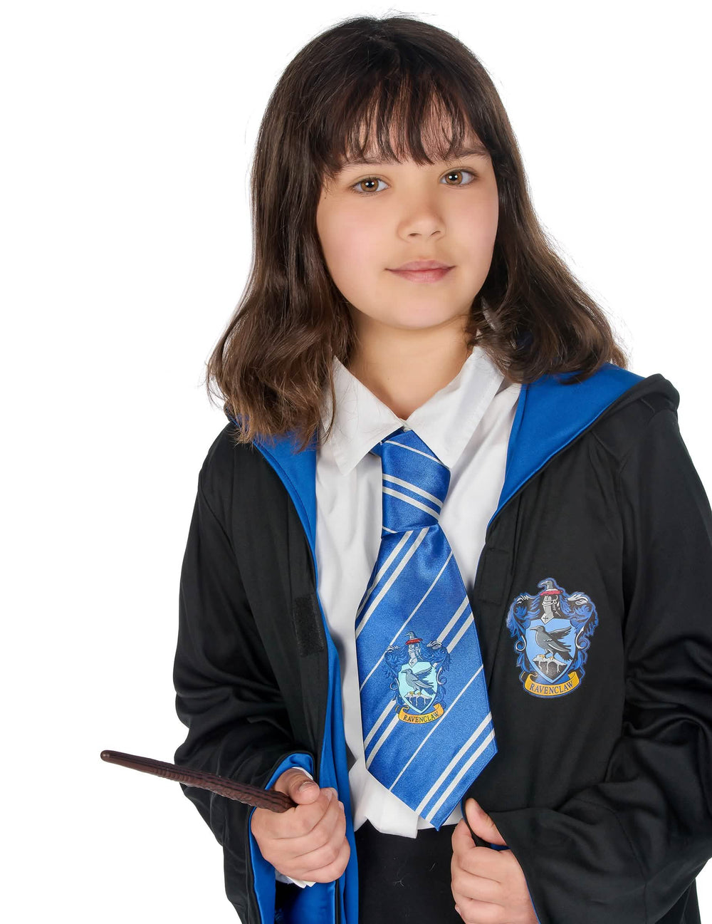 Prim-plan asupra cravatei și a ecusonului costumului clasic Serdaigle Harry Potter™