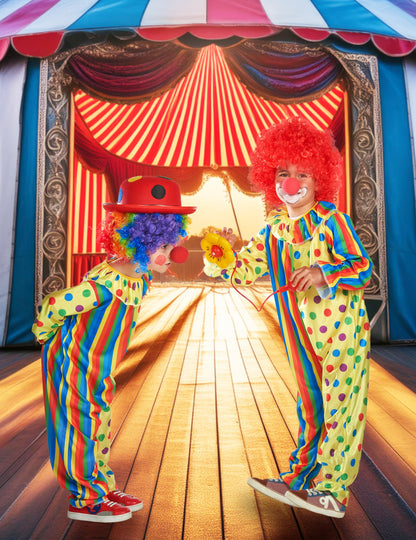 Mise en scène dans un décor de cirque du déguisement de clown coloré pour enfant