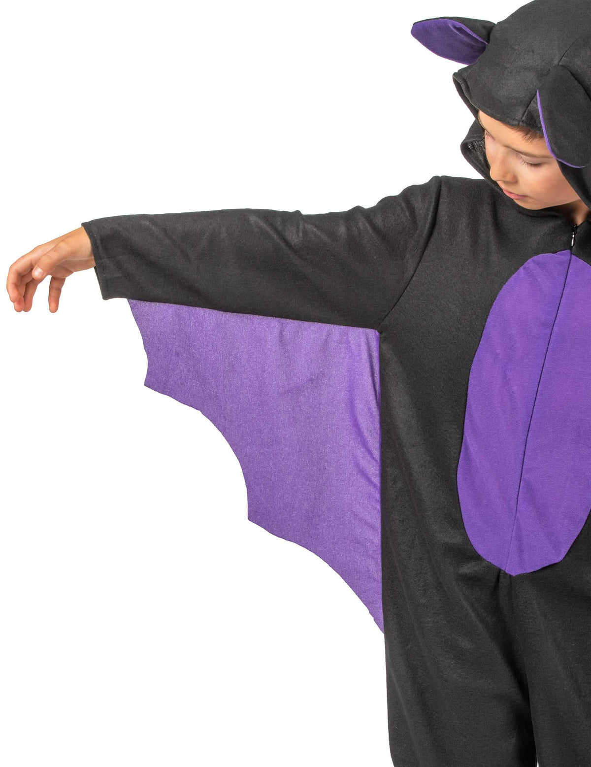 Detaliu al aripii violete sub brațul costumului combinezon liliac