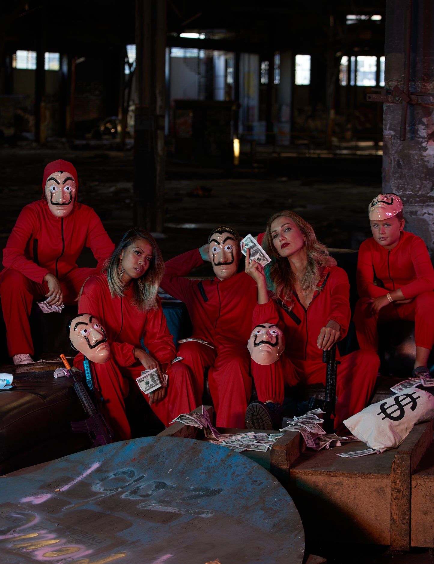 Mise en situation de groupe du déguisement combinaison de voleur