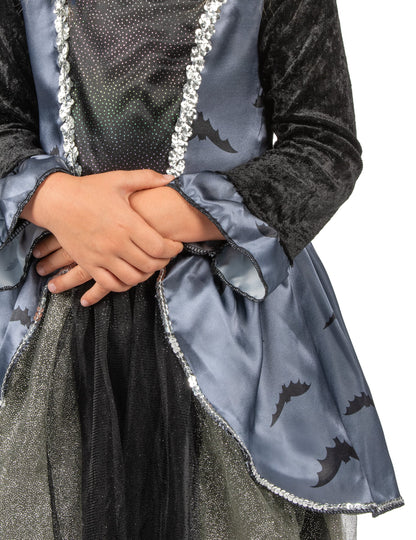 Détail des paillettes et des imprimés du déguisement de comtesse des chauve-souris pour fille