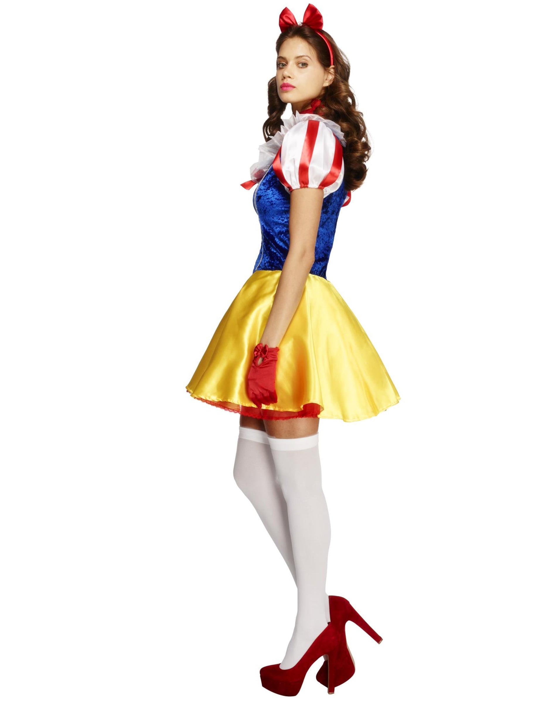 Vedere din profil cu ciorapi albi și pantofi roșii a costumului de poveste sexy