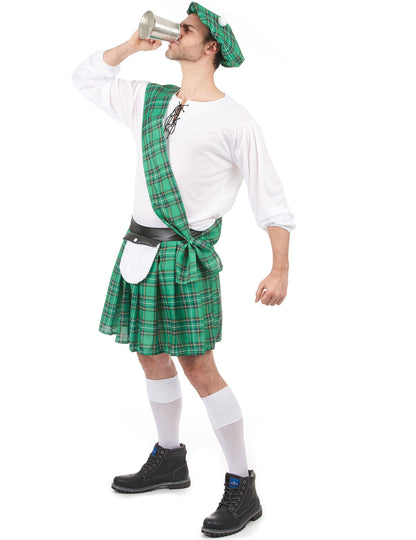 Vedere din profil a costumului scoțian pentru bărbați