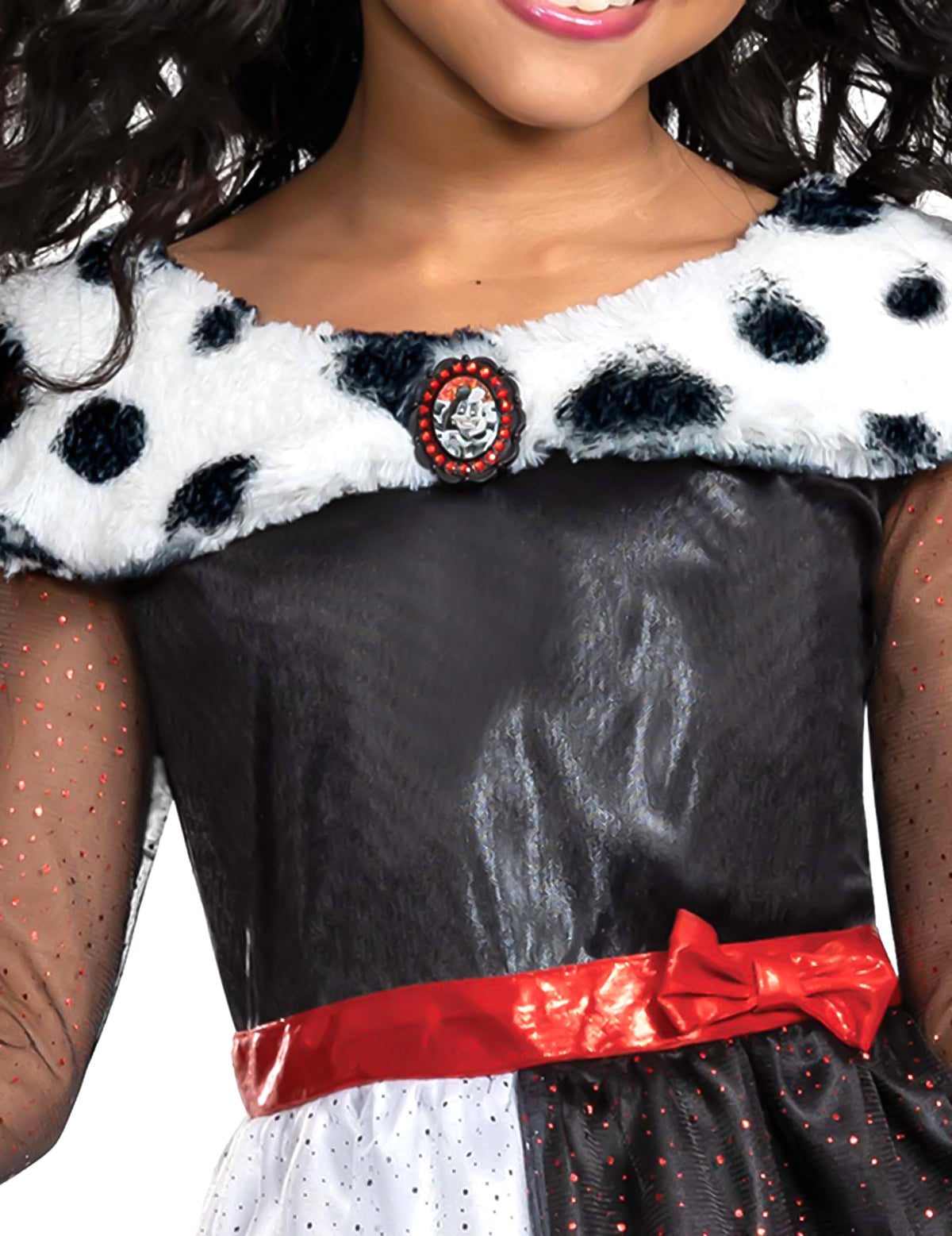 Détail du col dalmatien et du médaillon du déguisement Cruella classique pour fille