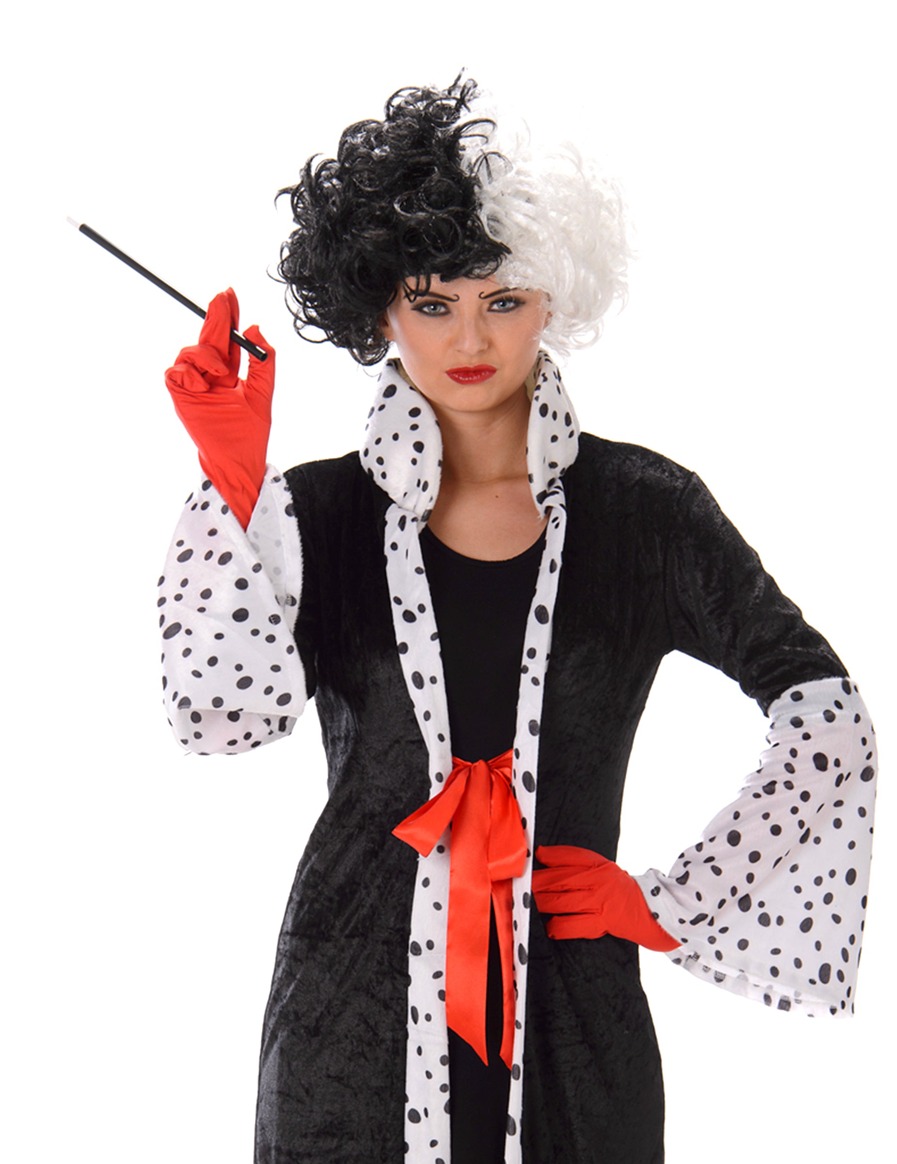 Gros plan sur le buste et les accessoires du déguisement cruelle pour femme