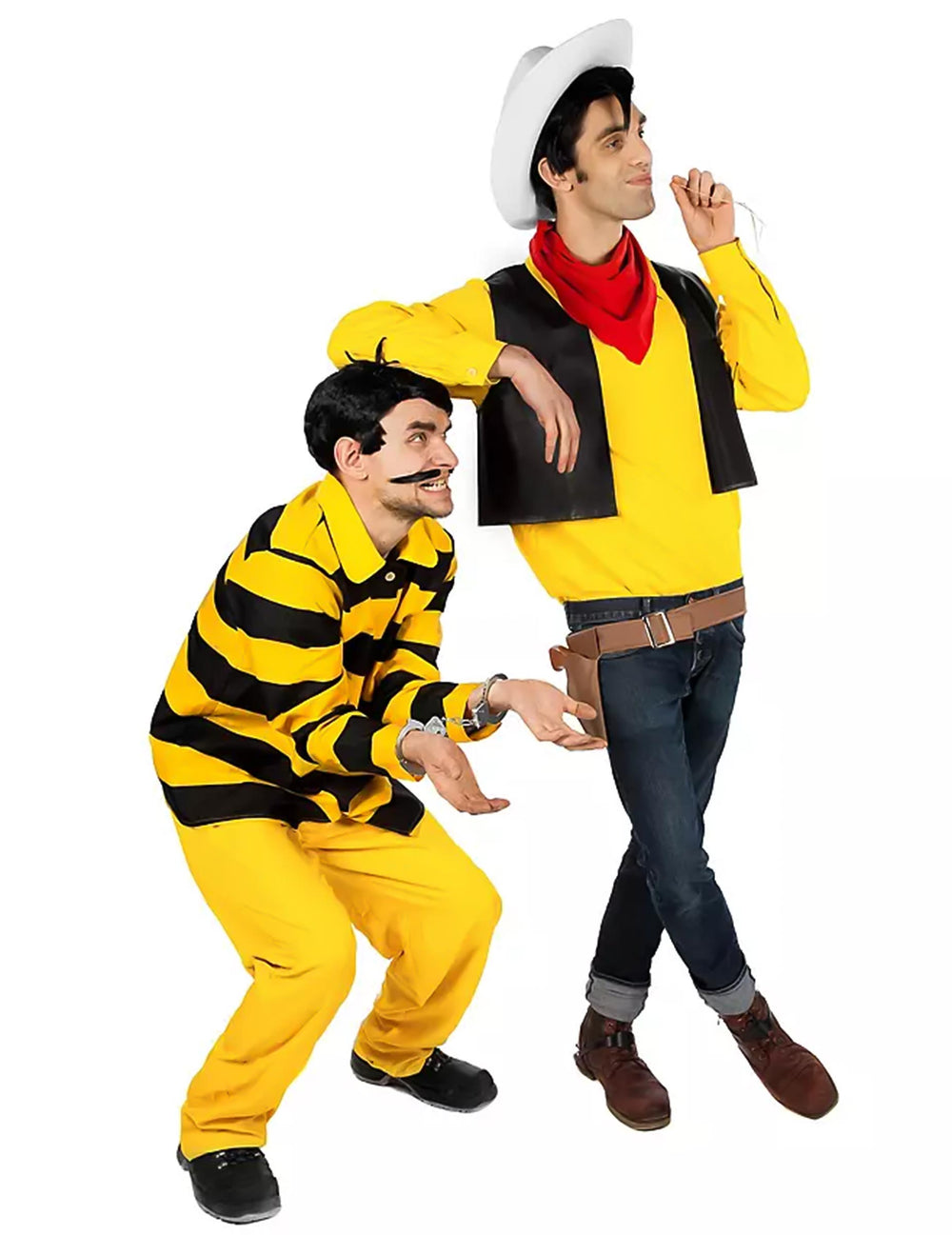 Mise en situation avec Lucky Luke et menottes du déguisement Dalton pour homme