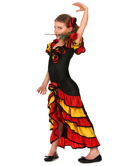 Fată de costume de dansatoare spaniolă