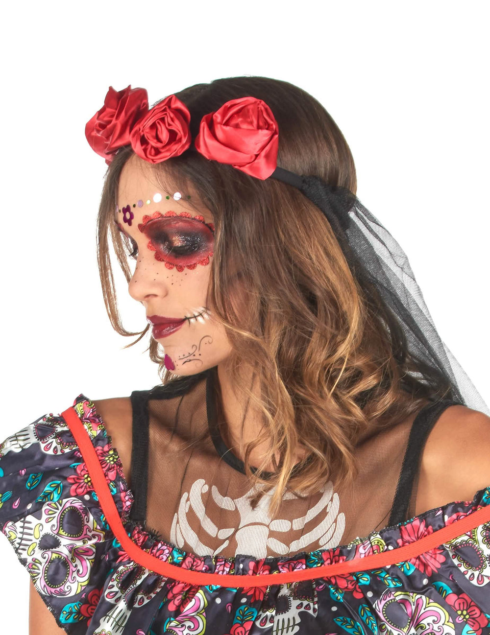 Vedere din profil a machiajului și a bentiței cu flori a costumului Dia de los Muertos pentru femeie