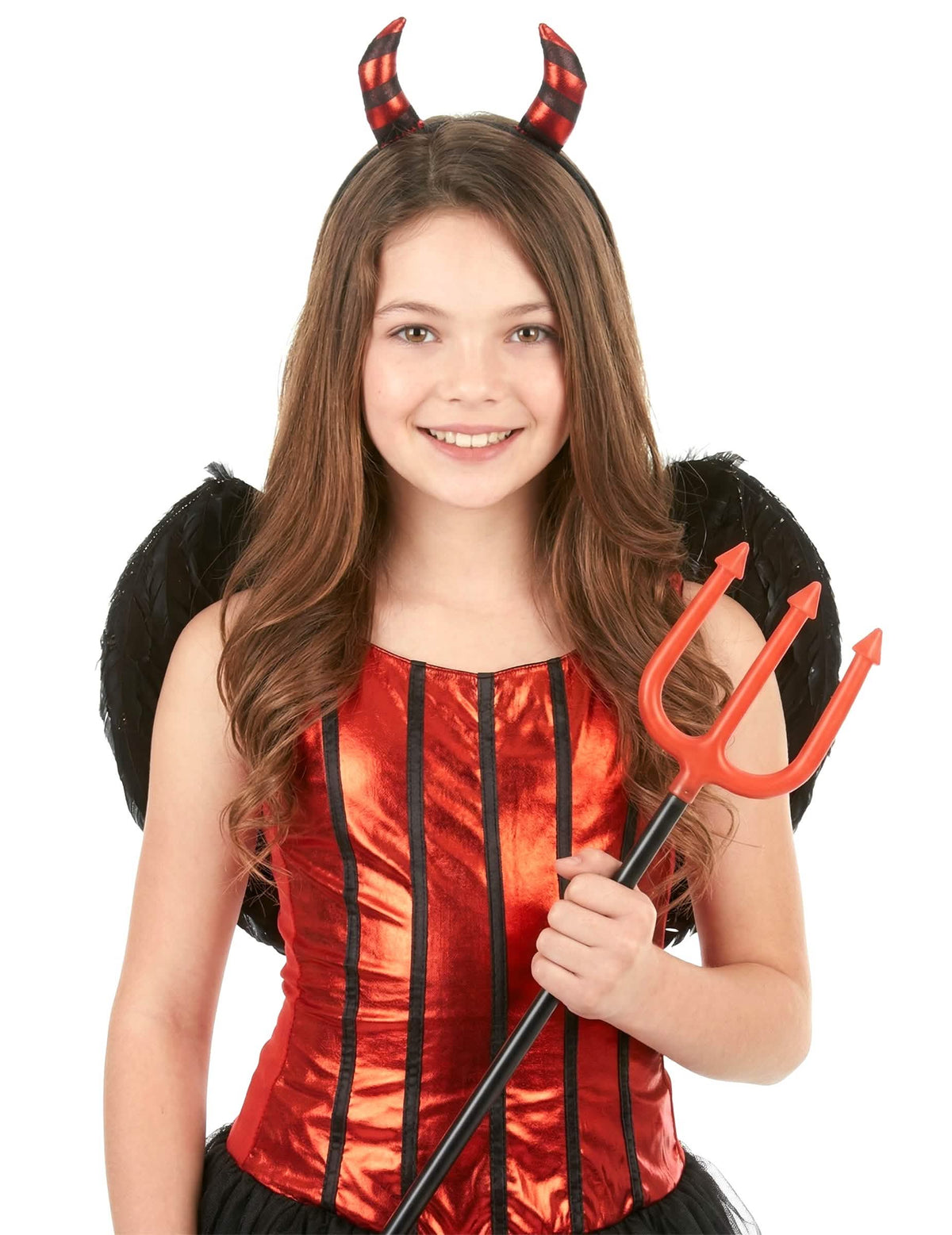 Prim-plan pe accesoriiile costumului diablesă cu aripi