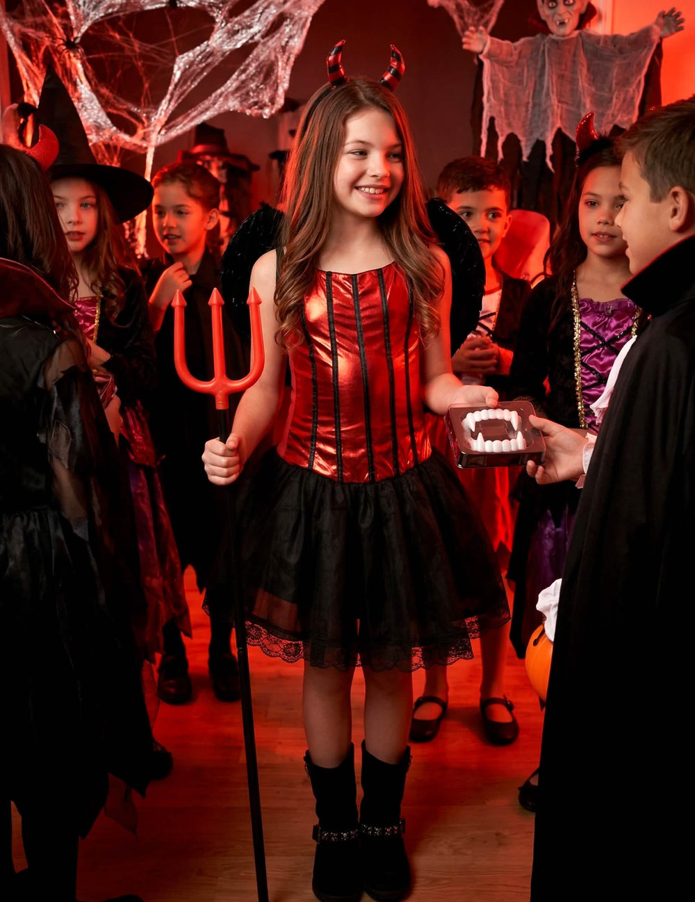 Scenă de halloween a costumului diablesse cu aripi