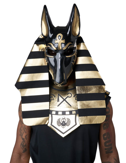 Prim-plan asupra măștii costumului de zeu Anubis lux