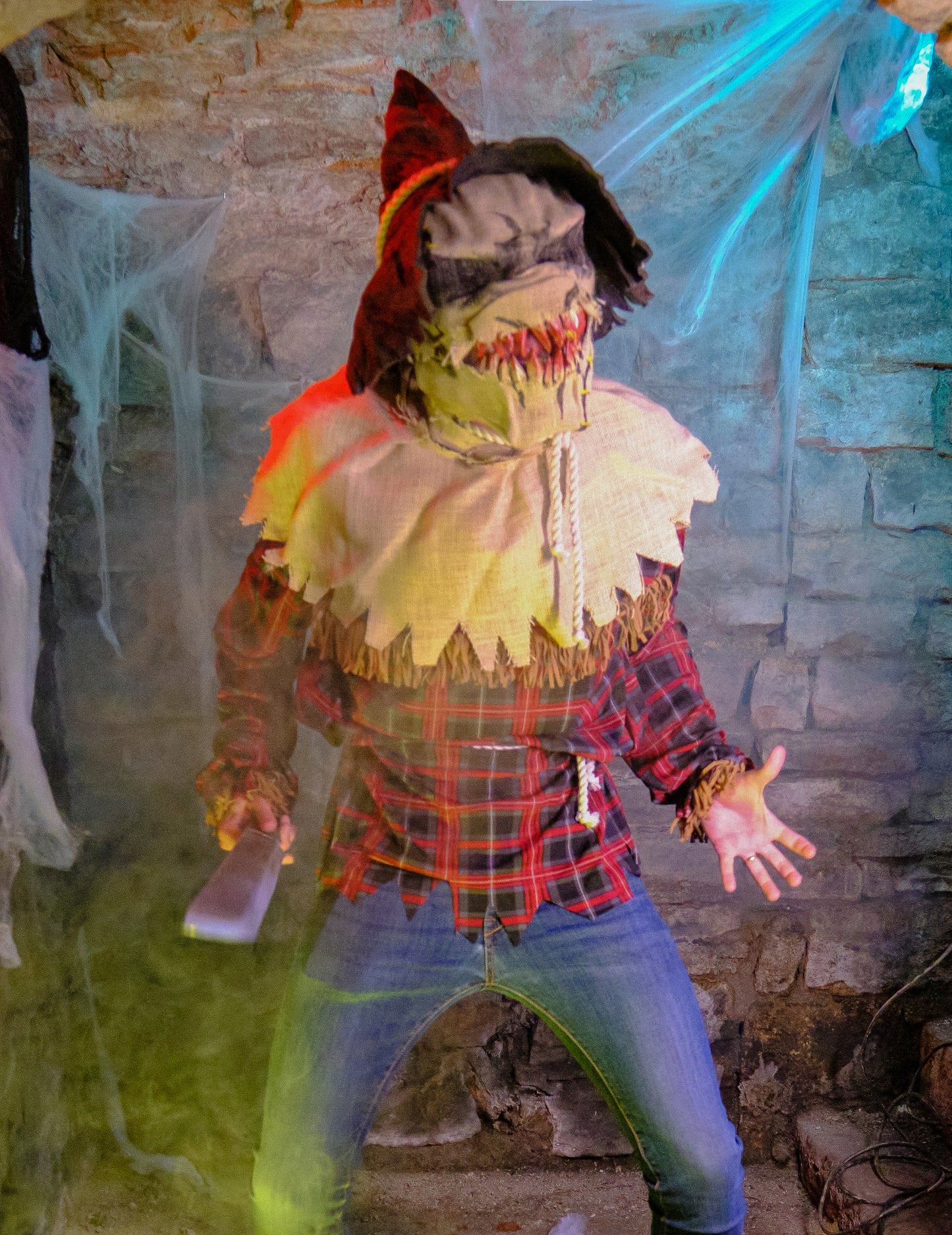 Mise en scène dans un décor d'horreur du déguisement épouvantail avec masque luxe