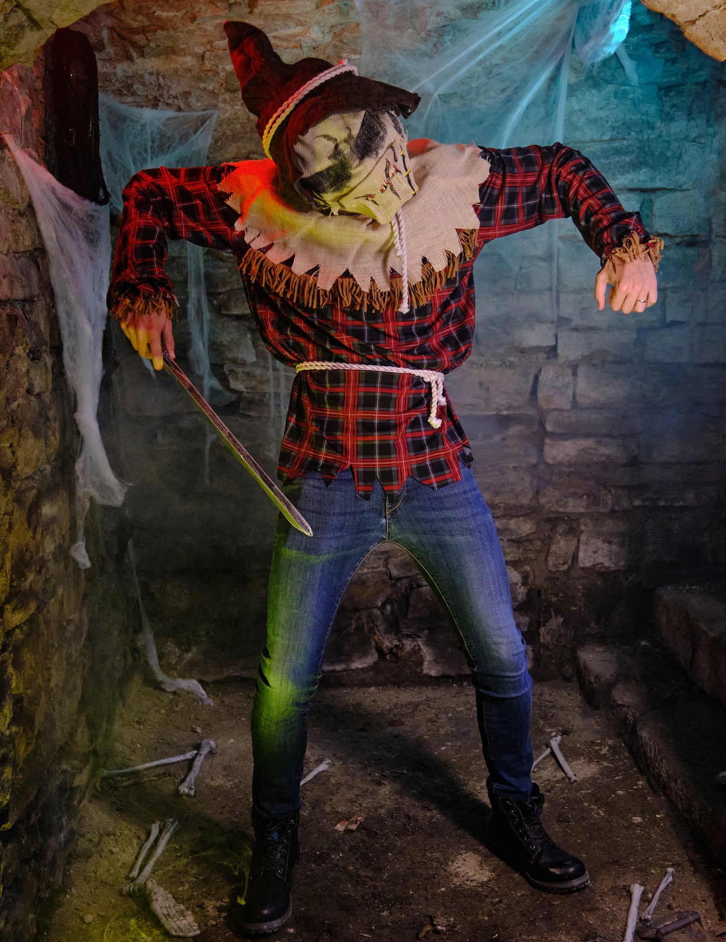 Mise en situation du déguisement épouvantail avec masque luxe