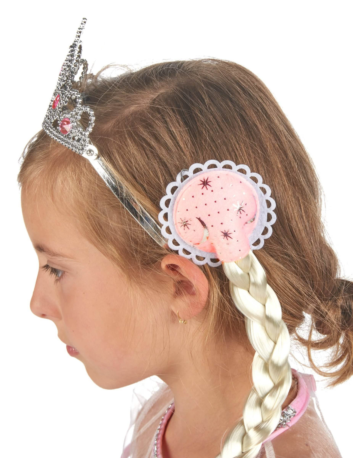 Vedere din profil a diademei și a cozii împletite ale costumului și accesorii de prințesă