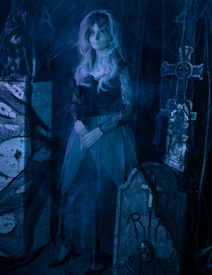 Femeie deghizată cu deghizare a fantomelor negre căsătorite de Halloween