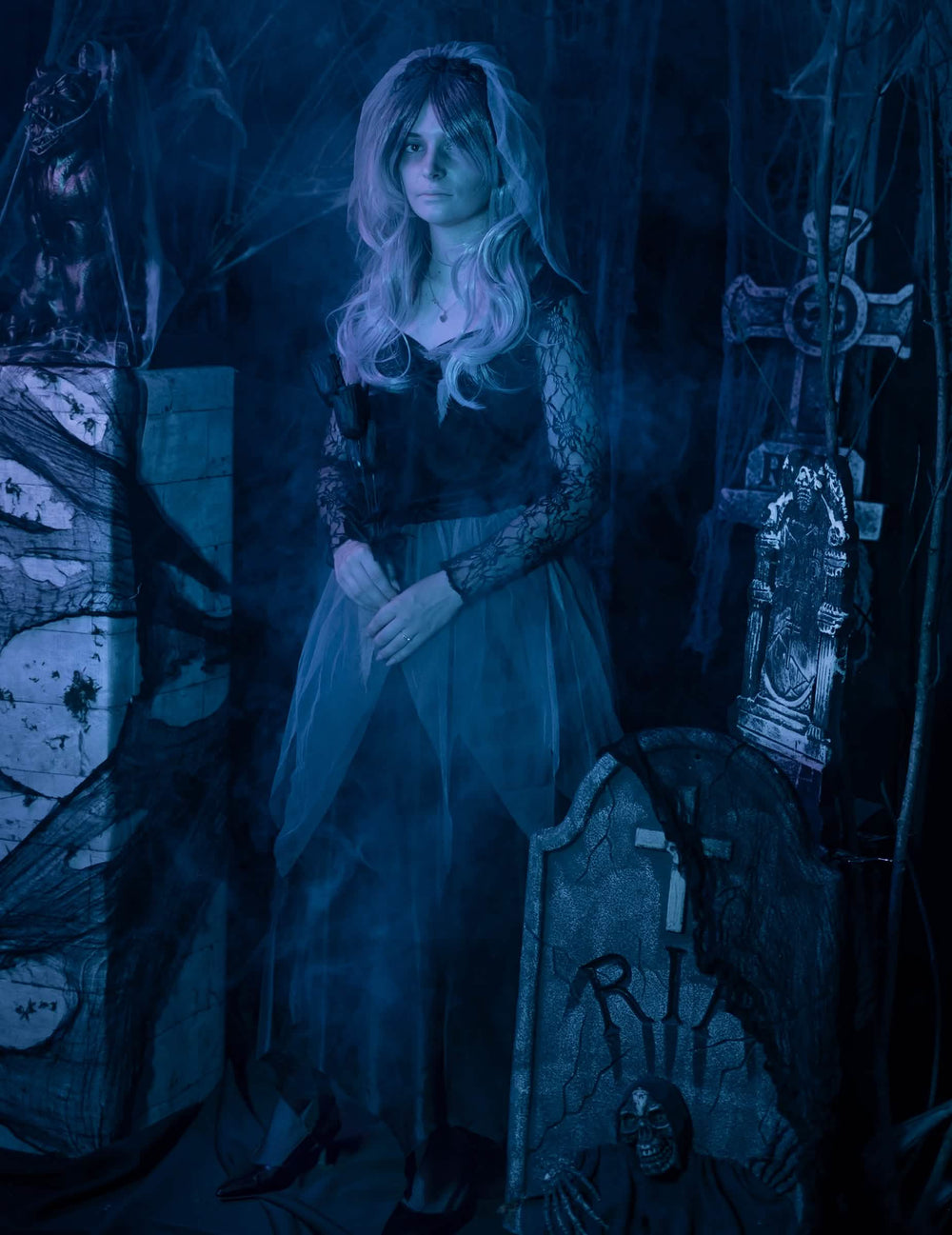 Punere în scenă într-un decor de halloween a costumului de mireasă-fantomă neagră