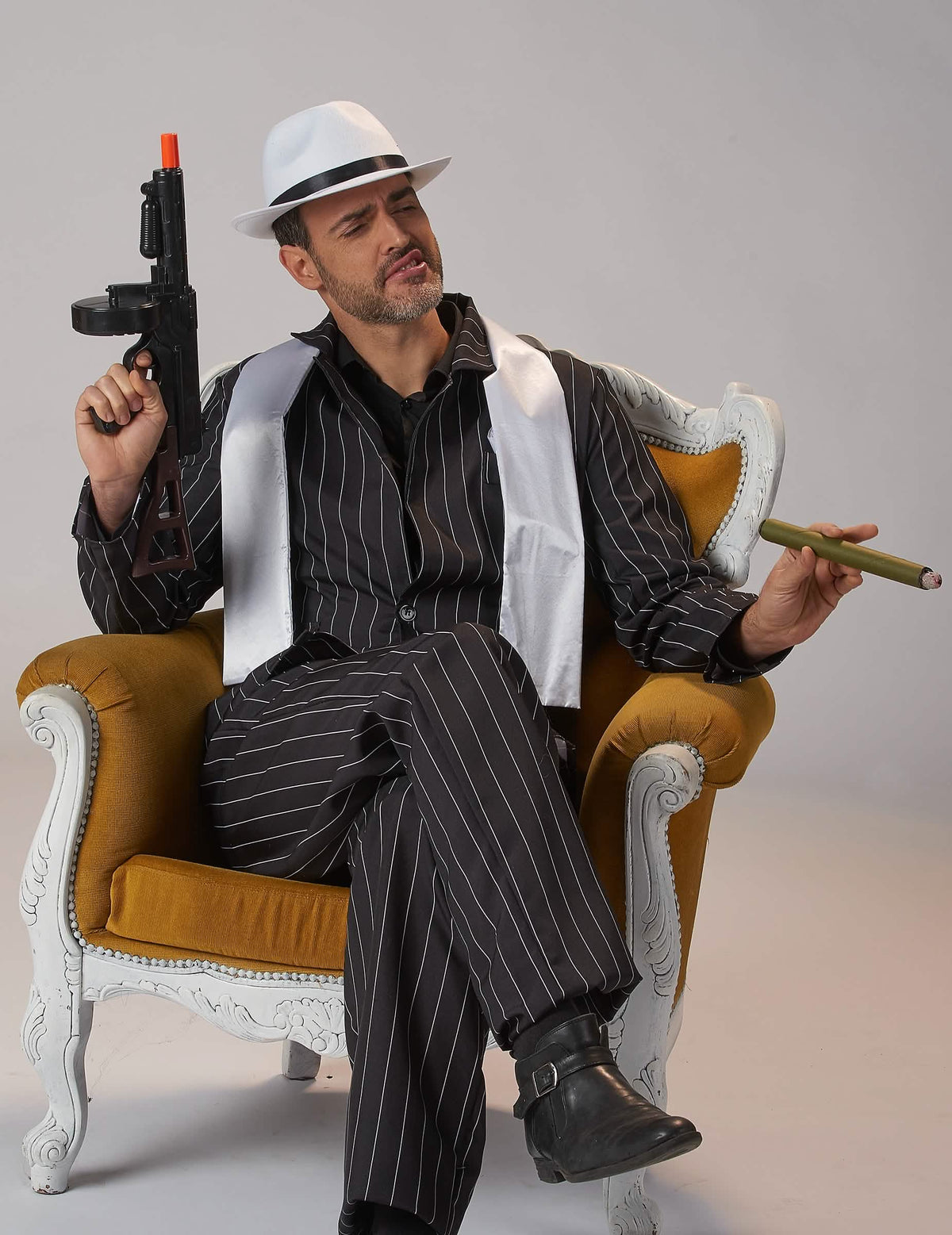 Accesorii pistol și țigară ale costumului de gangster pentru bărbat