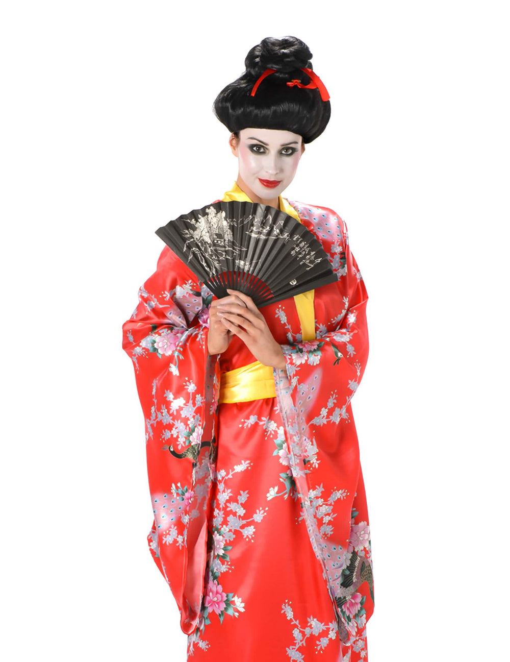 Evantai negru ilustrat ținut în fața costumului de Geisha pentru femeie