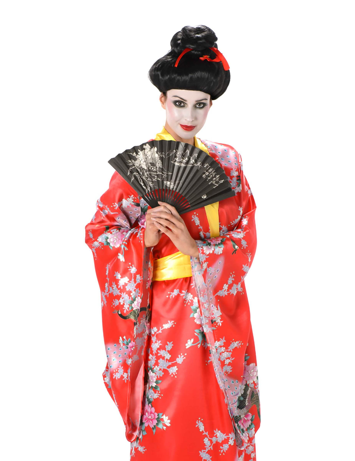 Evantai negru ilustrat ținut în fața costumului de Geisha pentru femeie