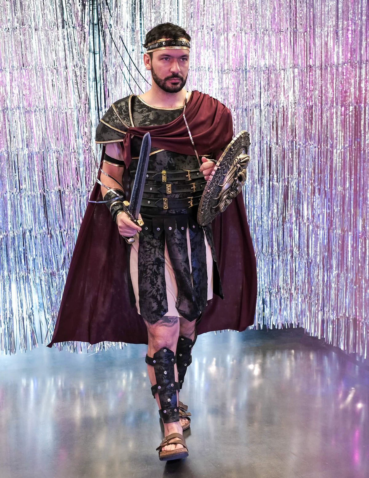 Purtarea costumului de gladiator roman pentru bărbat
