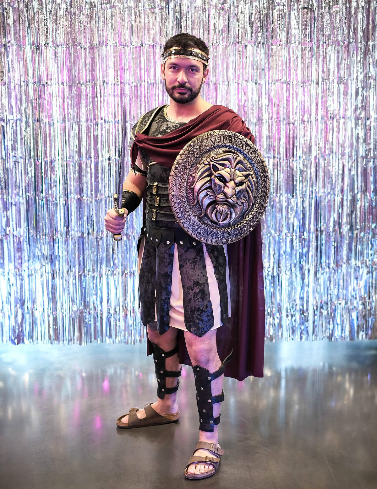 Prezentare pe fundal argintiu strălucitor a costumului de gladiator roman pentru bărbat