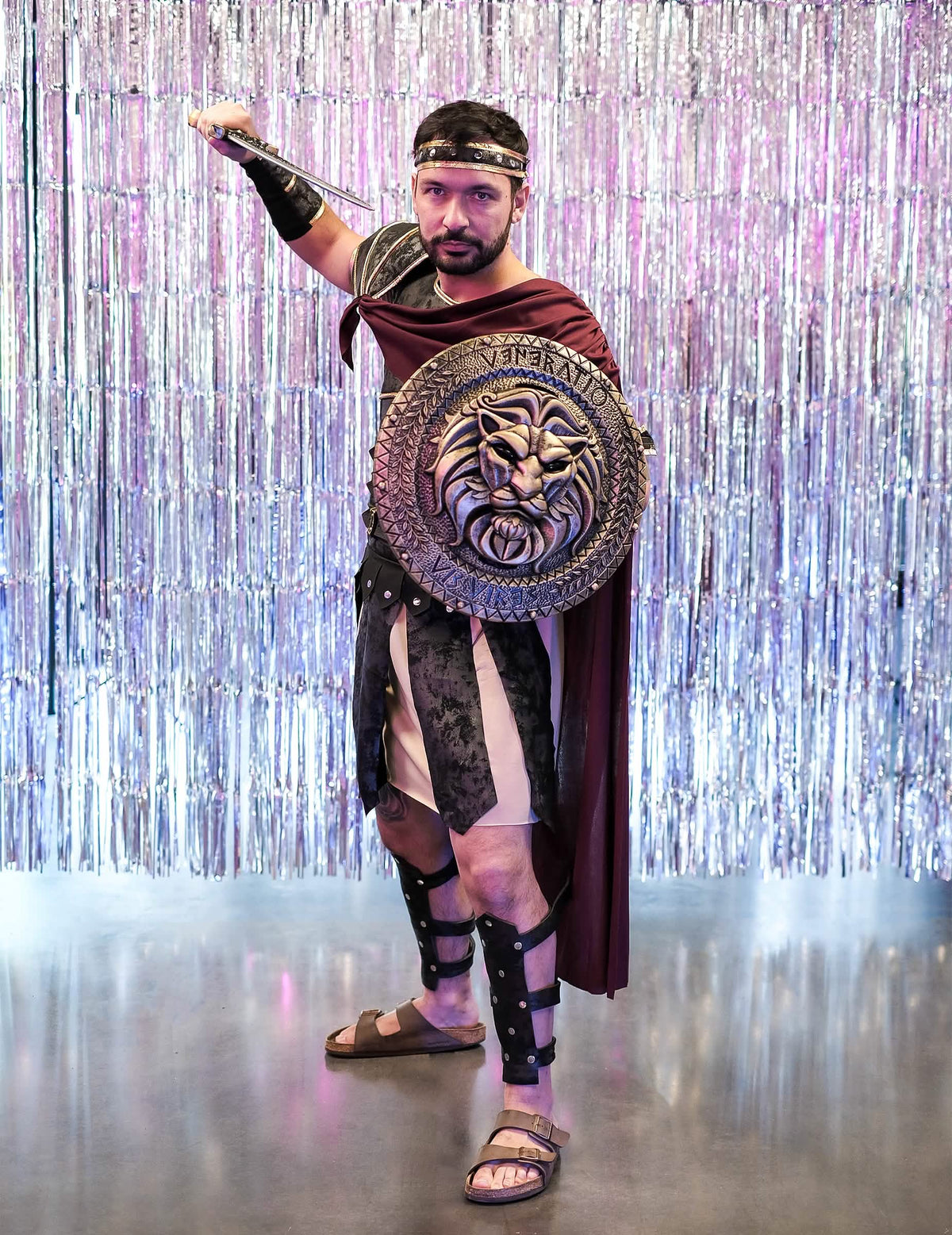 Posesiune cu scut cu cap de lei și sabie a costumului de gladiator roman pentru bărbat