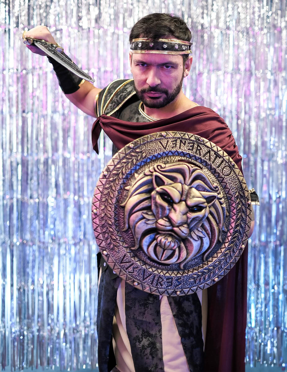 Costum de gladiator roman pentru bărbat negru și bordo cu scut cap de leu