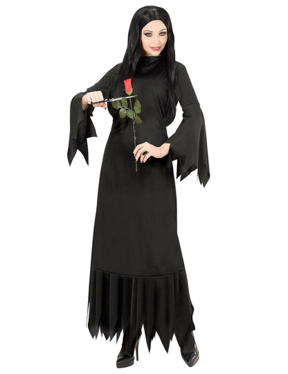 Femeie cu costum de vrăjitoare gotică neagră