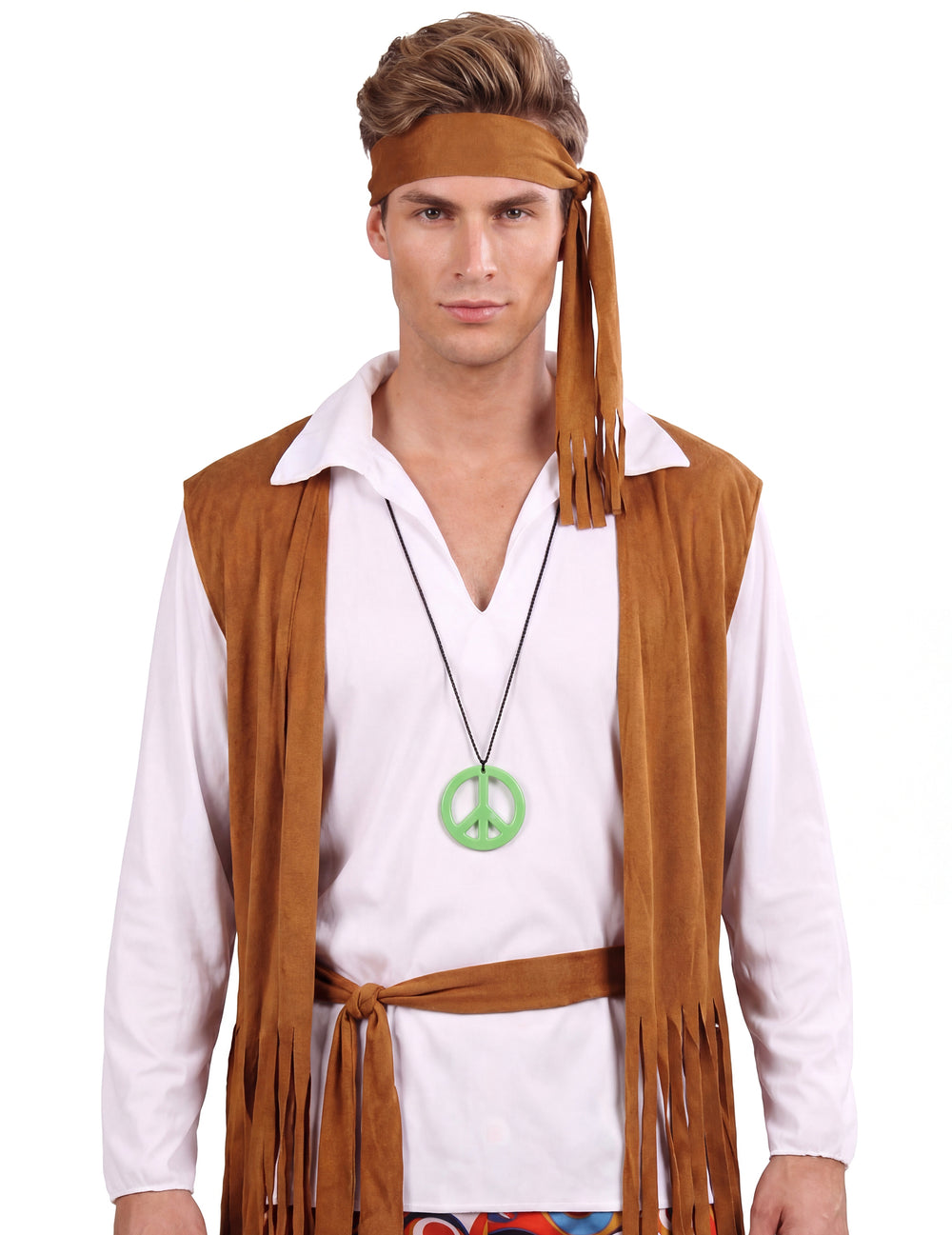 Gros plan sur le bandeau et le collier du déguisement hippie pour homme