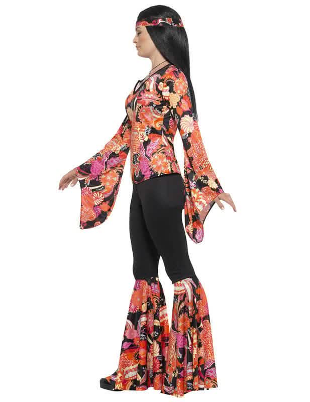 Femeie cu costum de hippie neagră și multicoloră
