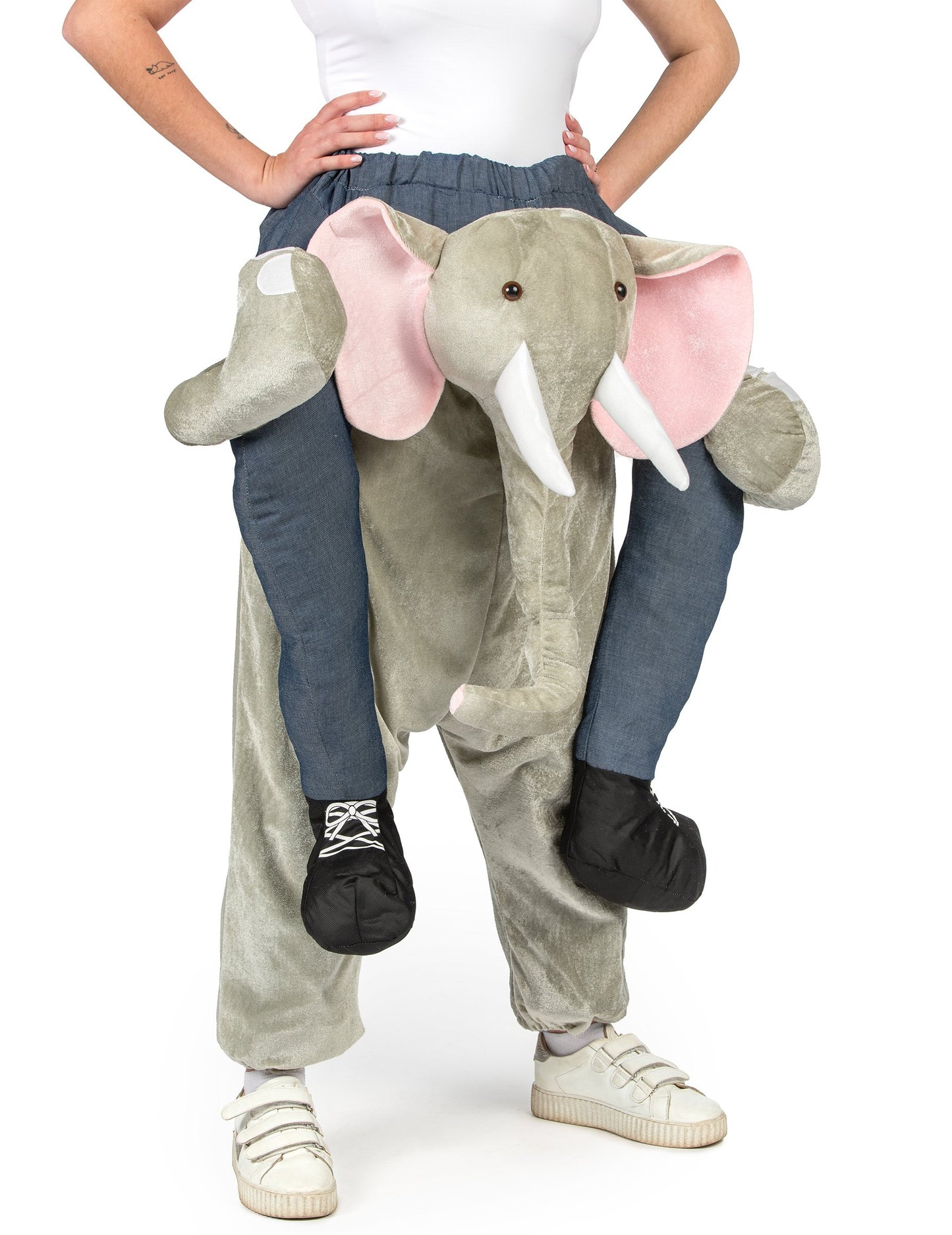 Gros plan sur la tête et les fausses jambes du déguisement à dos d'éléphant pour adulte