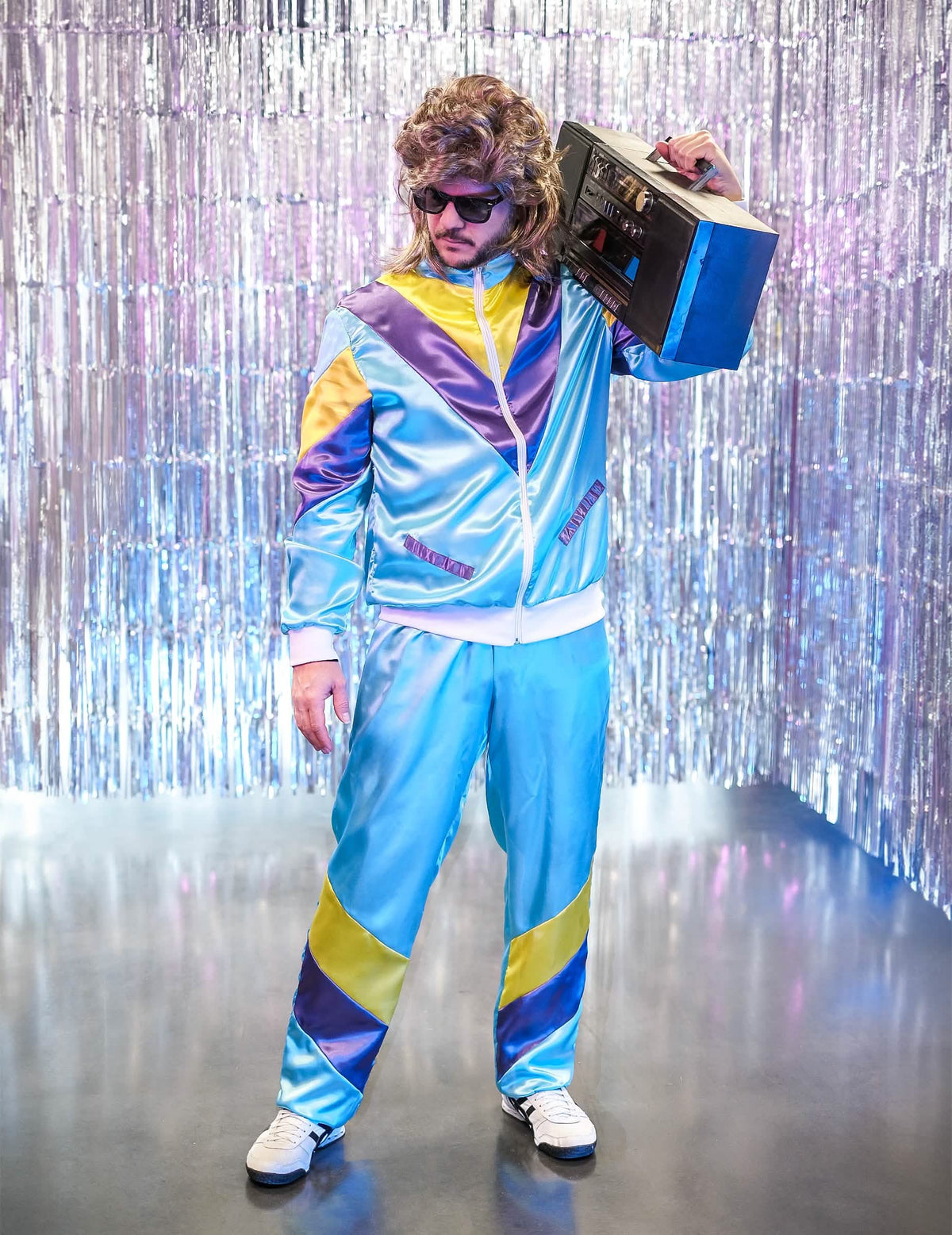 Punere în scenă cu boombox a costumului de jogging din anii '80 pentru adult