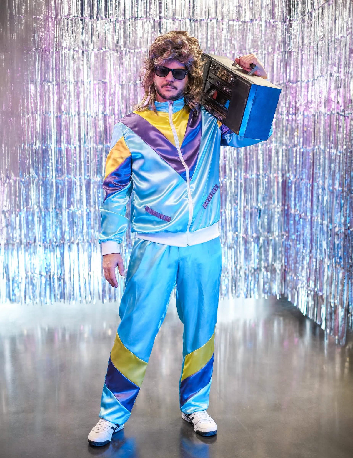 Punere în scenă cu boombox a costumului de jogging din anii '80 pentru adult